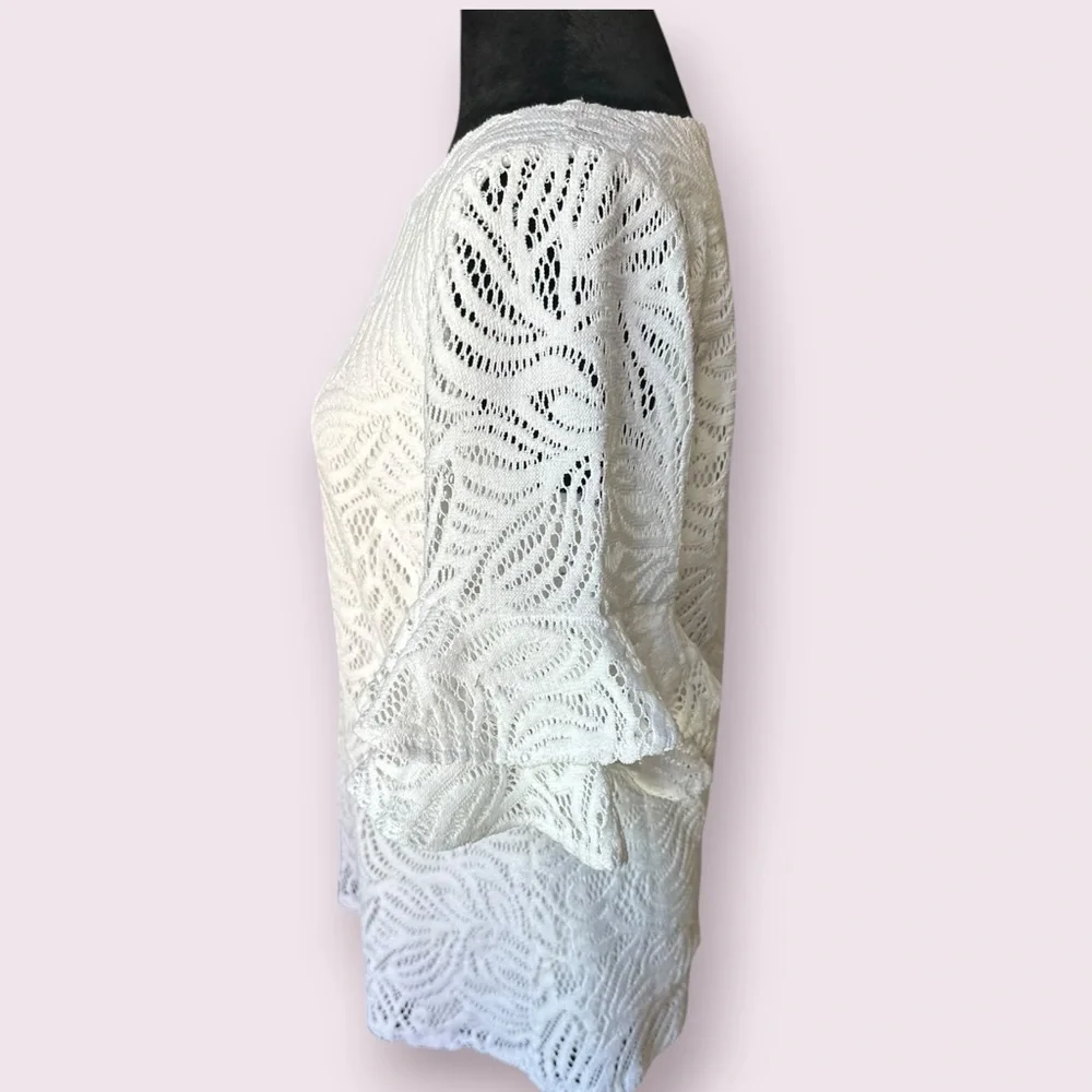 Lilly Pulitzer Lula Top – Size M
Style: Sea Swirling Lace in Resort White - Picture 7 of 11